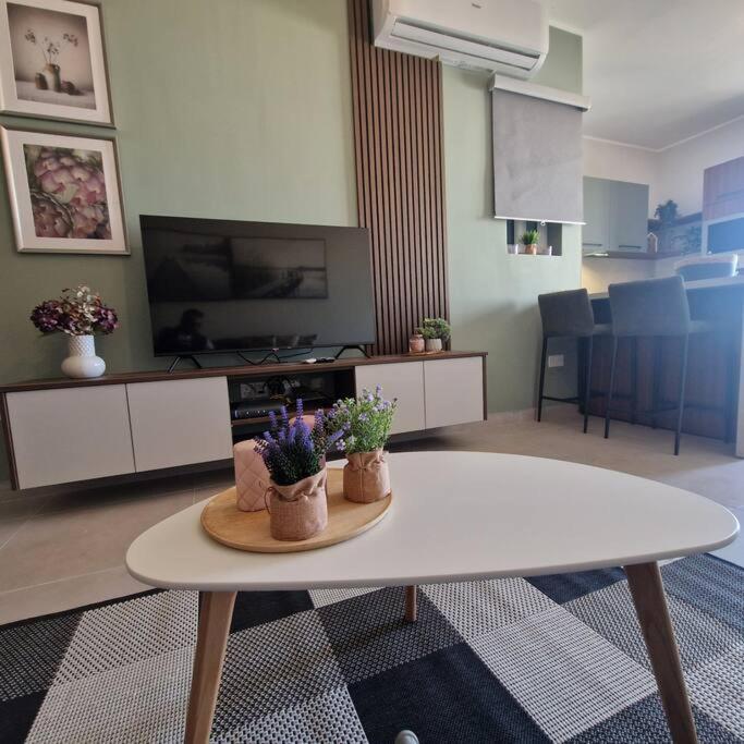 Centrally Located, Well Equipped, Stylish Flat. *