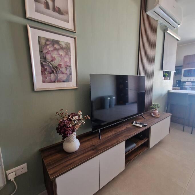 Centrally Located, Well Equipped, Stylish Flat.