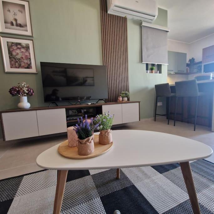 Apartment Centrally Located, Well Equipped, Stylish Flat.