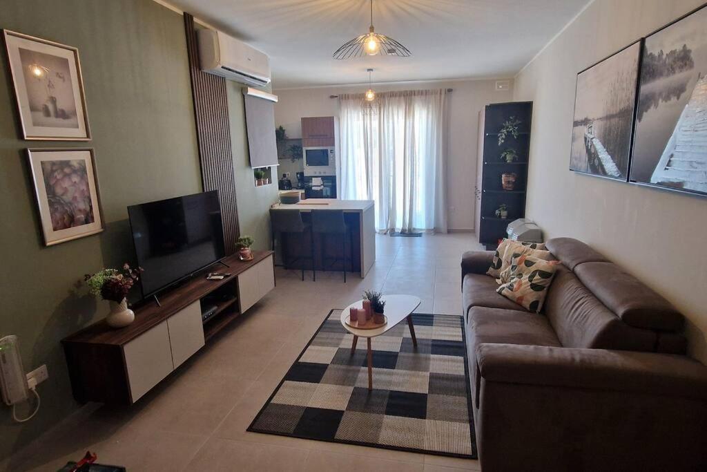 Apartment Centrally Located, Well Equipped, Stylish Flat.