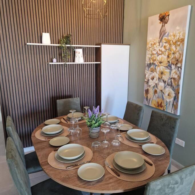 Centrally Located, Well Equipped, Stylish Flat. *