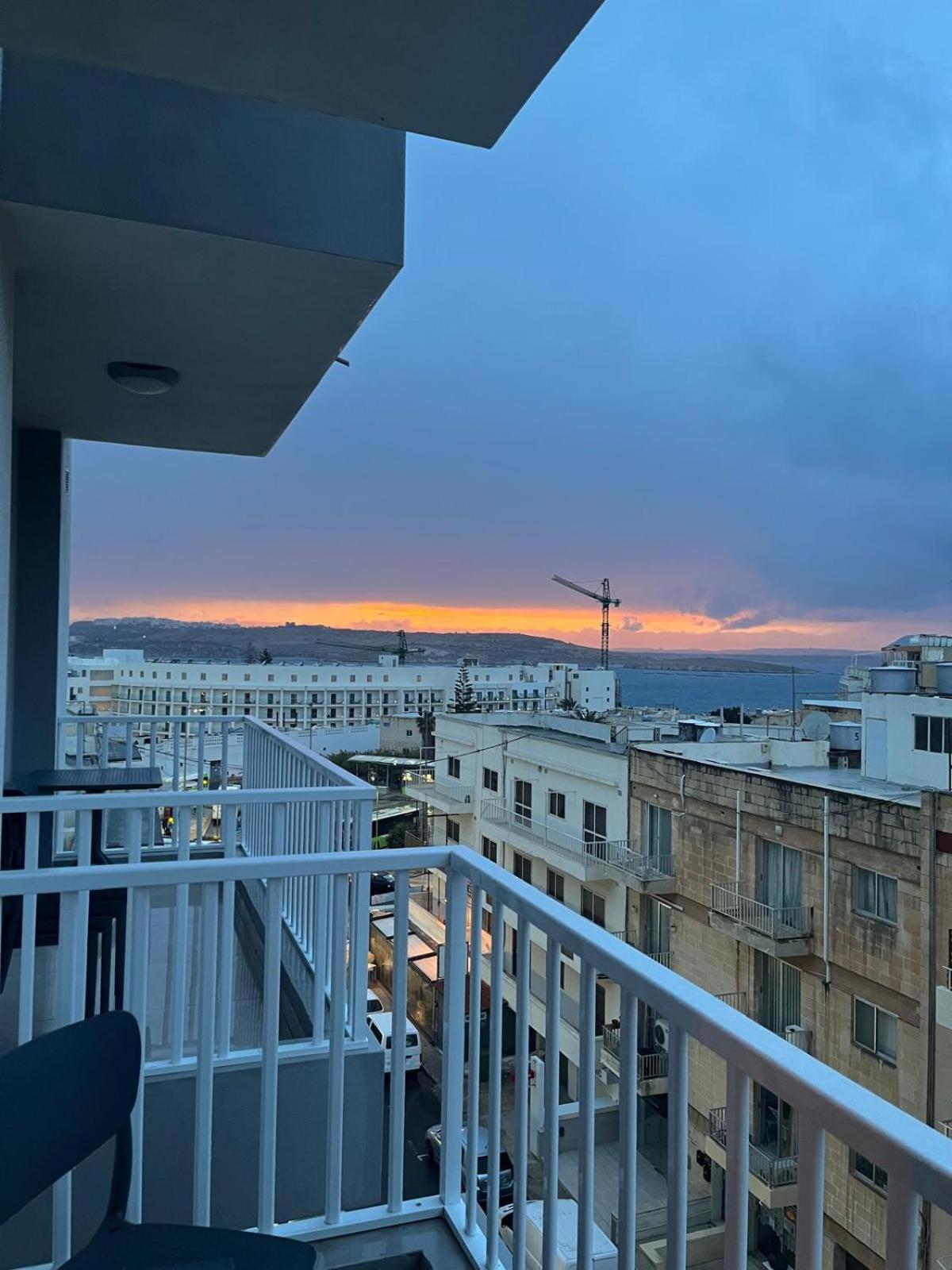 Apartment Centrally Located, Well Equipped, Stylish Flat. *