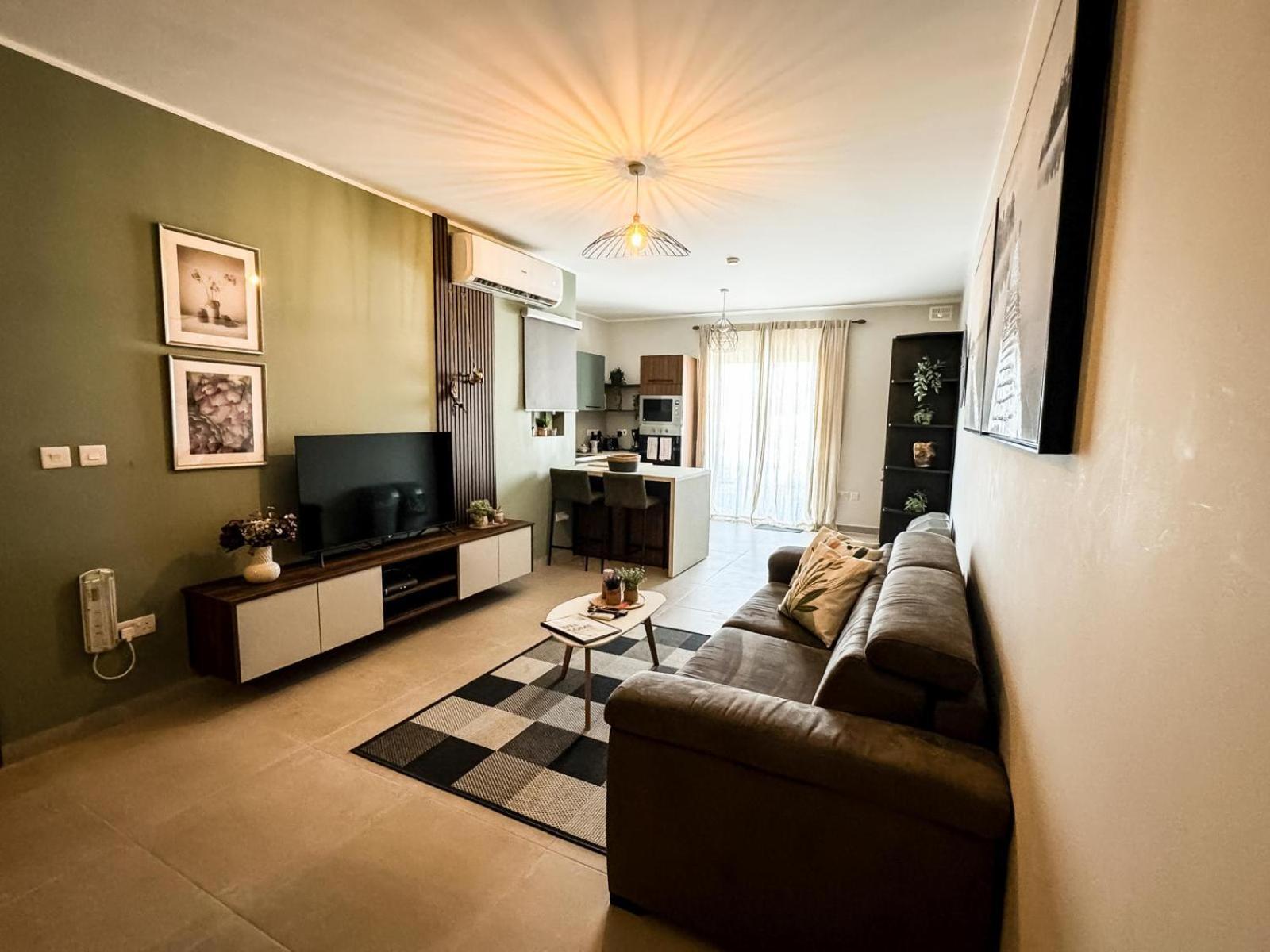 Apartment Centrally Located, Well Equipped, Stylish Flat. *