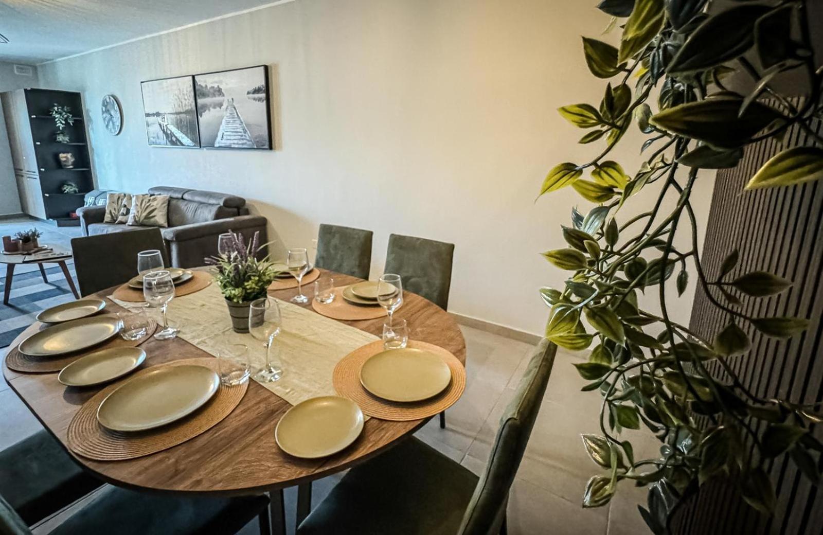 Apartment Centrally Located, Well Equipped, Stylish Flat. *