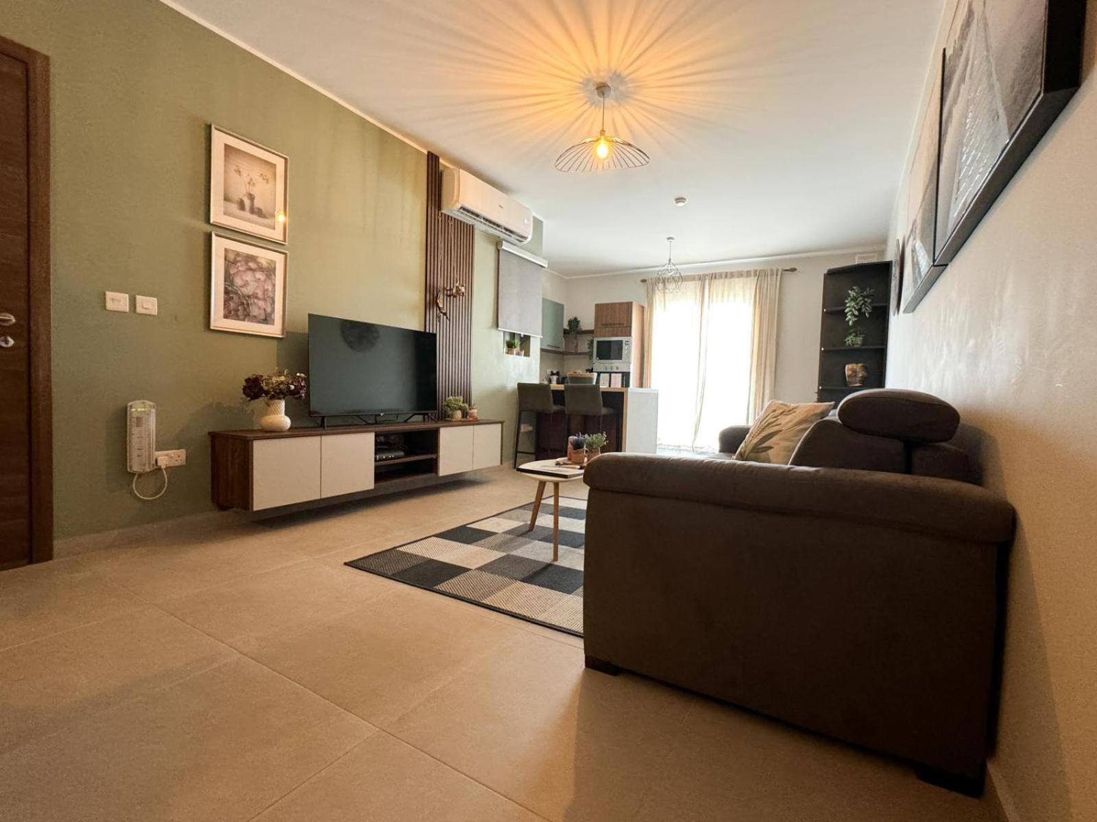 Centrally Located, Well Equipped, Stylish Flat.
