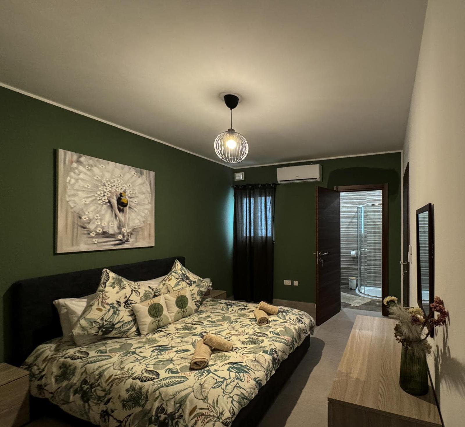 Centrally Located, Well Equipped, Stylish Flat.